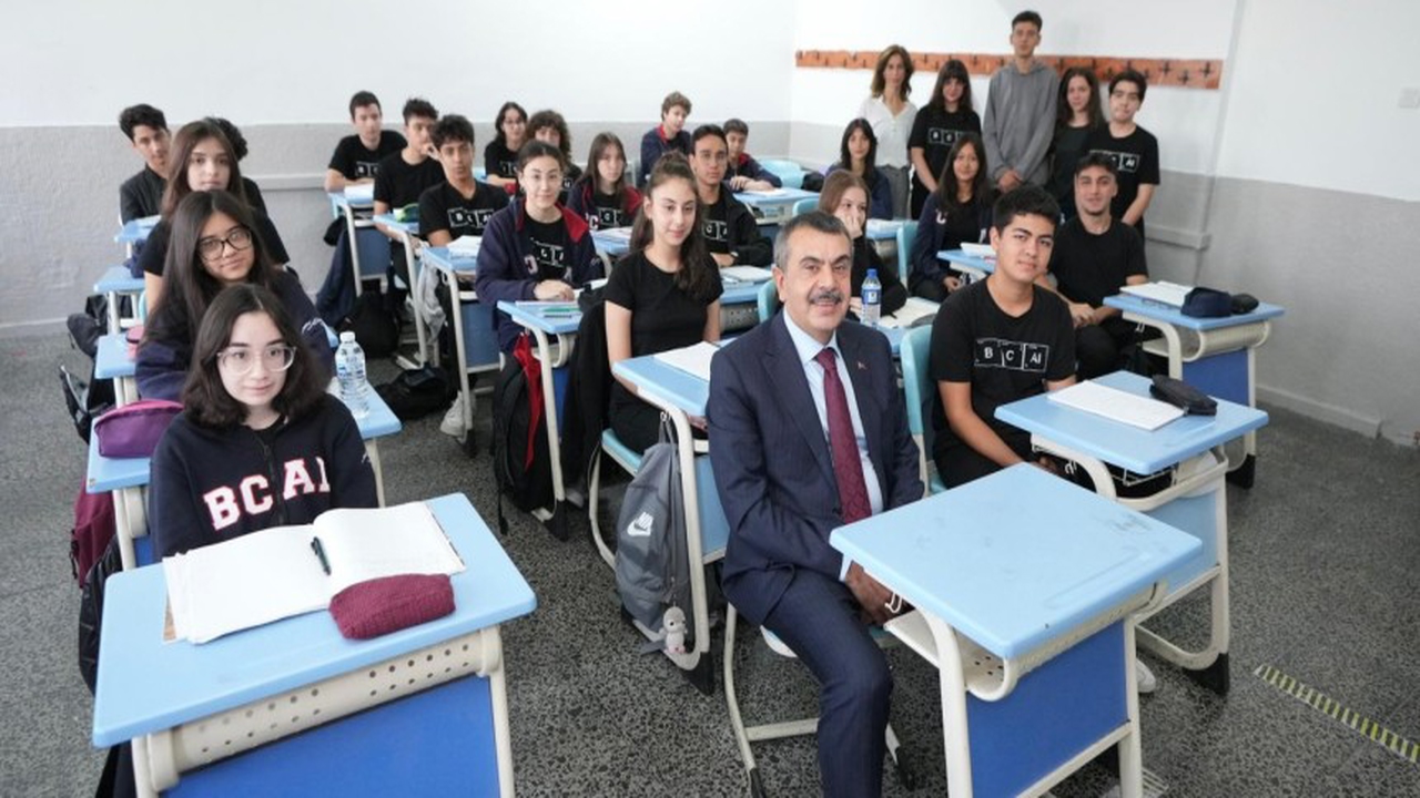 Milli Eğitim Bakanı Tekin, Ankara'da bir okula sürpriz ziyarette bulundu