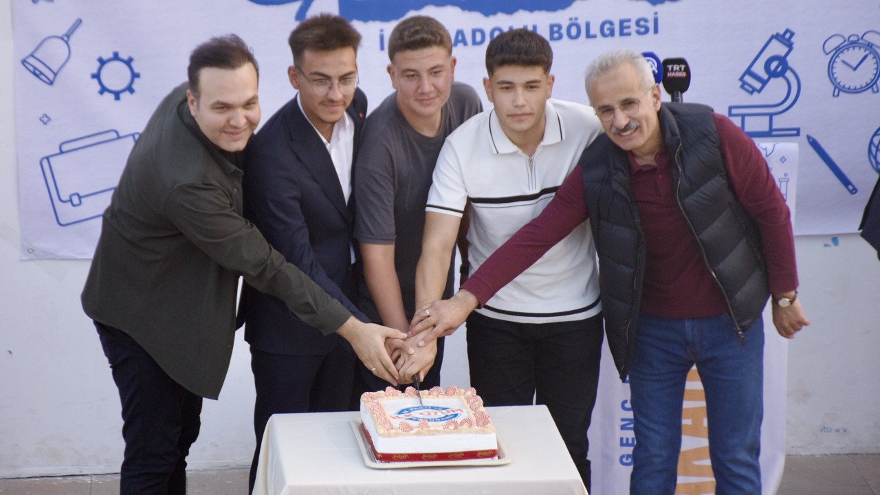 Ulaştırma ve Altyapı Bakanı Uraloğlu, Kırşehir'de gençlerle buluştu