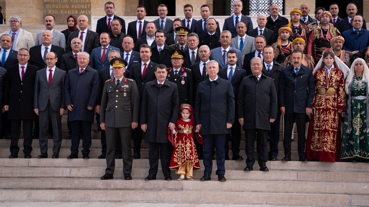 Ankara Valisi Şahin, Ankara'nın başkent oluşunun 102. yılı dolayısıyla Anıtkabir'i ziyaret etti