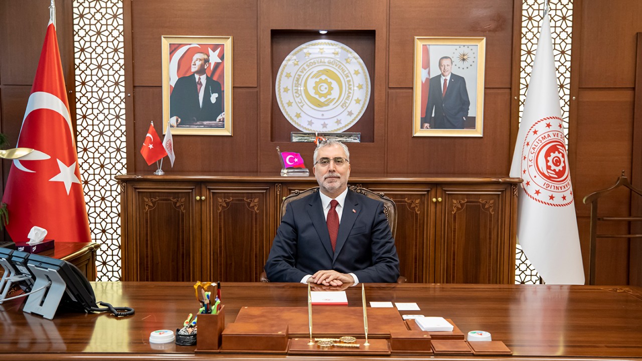 Çalışma ve Sosyal Güvenlik Bakanı Işıkhan, A Milli Futbol Takımı'nı kutladı