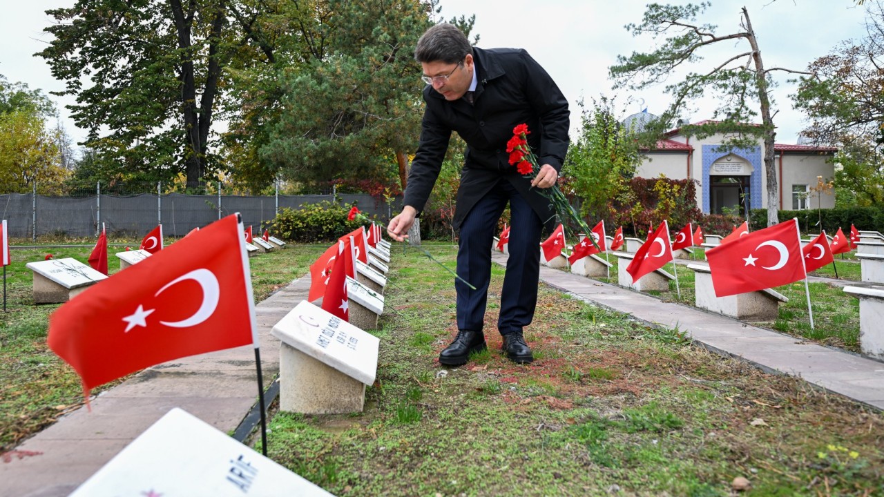 Adalet Bakanı Tunç'tan Bükreş Türk Şehitliğine ziyaret