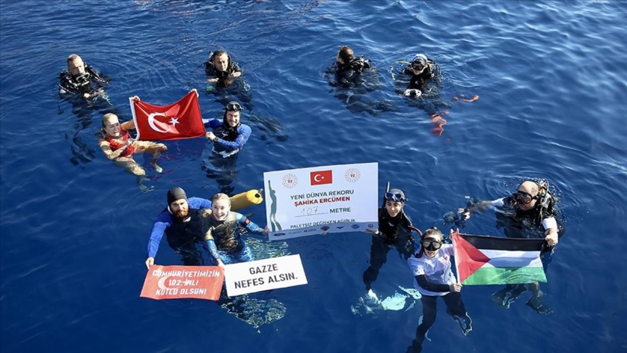 Şahika Ercümen, değişken ağırlık paletsiz dalışta dünya rekorunu geliştirdi