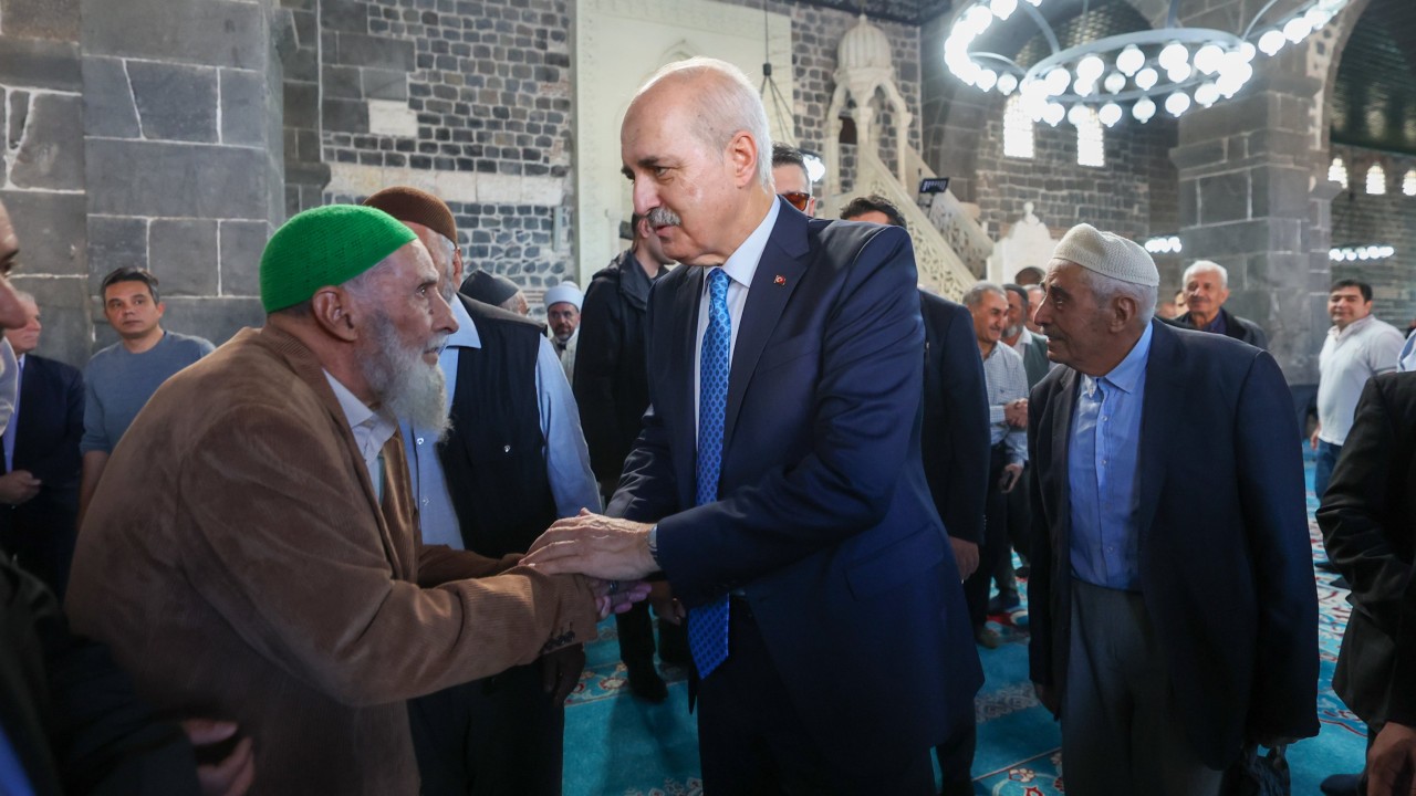 TBMM Başkanı Kurtulmuş, cuma namazını Diyarbakır'daki tarihi Ulu Cami'de kıldı