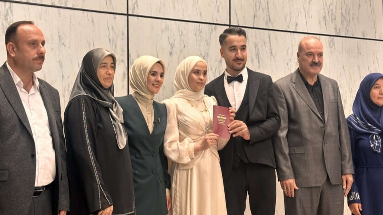 Bakan Göktaş, Konya'da evlilik kredisi desteğinden faydalanan çiftin nikah şahidi oldu