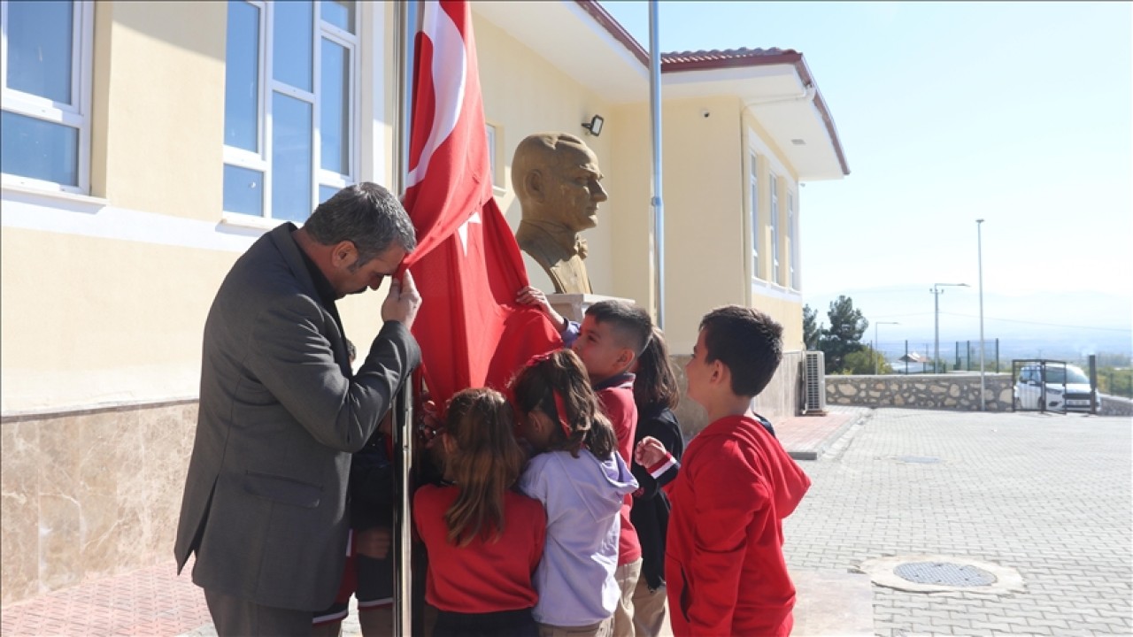 Köy okulundaki öğrencilerin "vatan ve bayrak" sevgisi yürekleri ısıttı