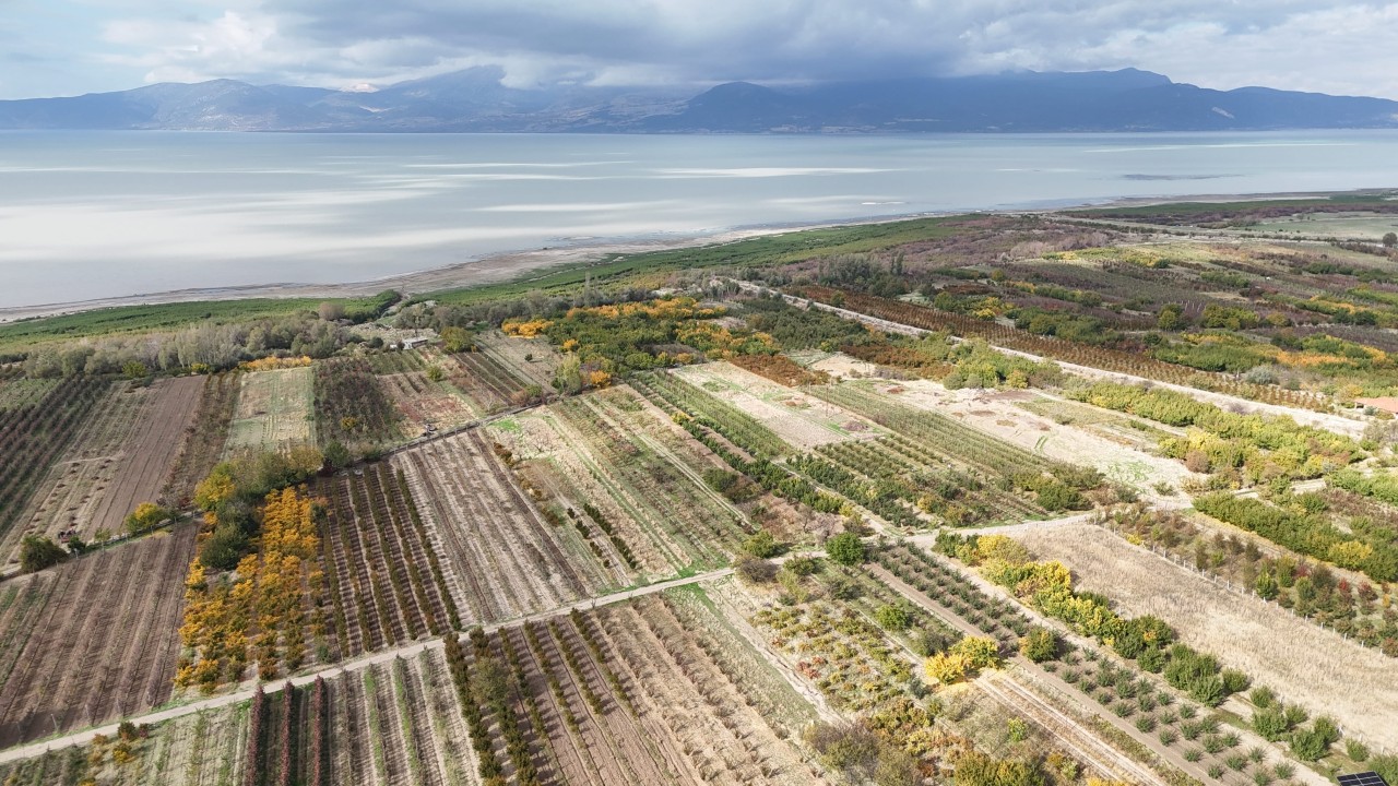 Isparta'da sonbahar renklerine bürünen Eğirdir Gölü havadan görüntülendi