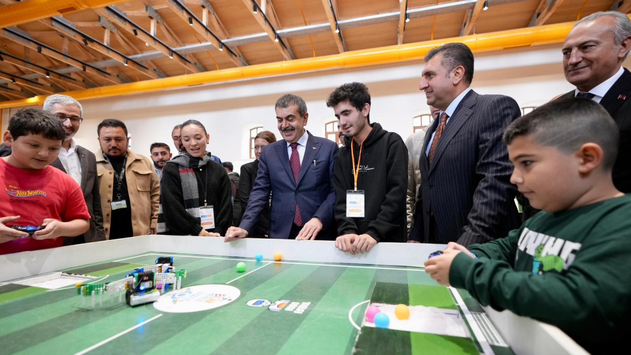 Bakan Tekin, "Evliya Çelebi'nin İzinde" sergisi ile "3. Rami Bilim Şenliği"ni ziyaret etti