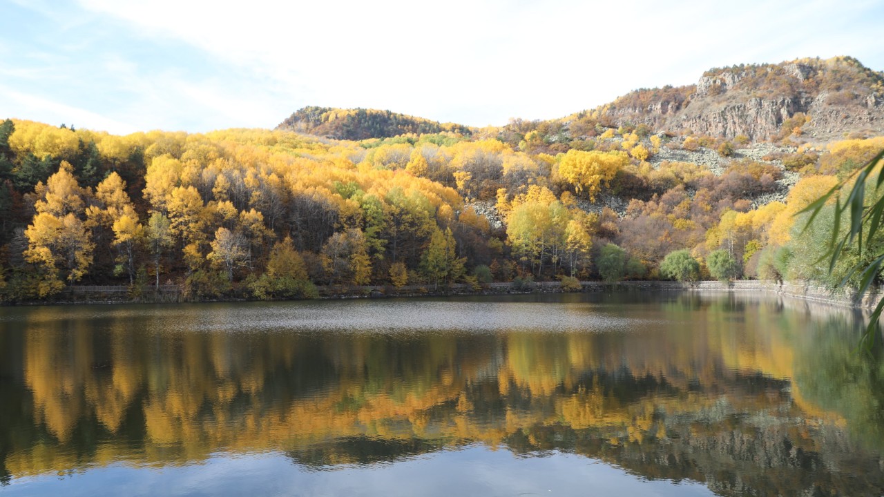 Ankara'daki Karagöl Tabiat Parkı sonbahar renklerine büründü
