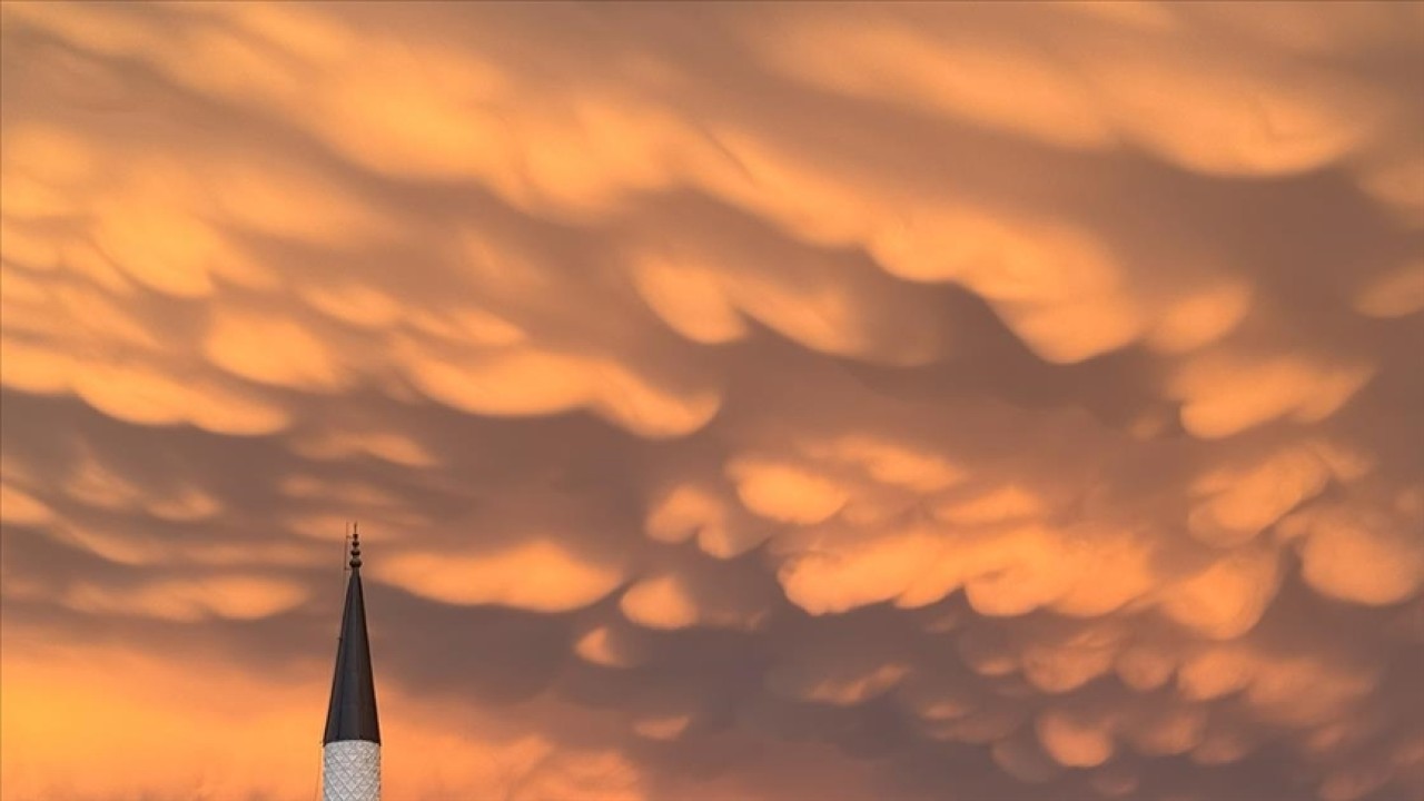 Fethiye’de sağanağın ardından nadir görülen “Mammatus bulutları” gökyüzünde belirdi