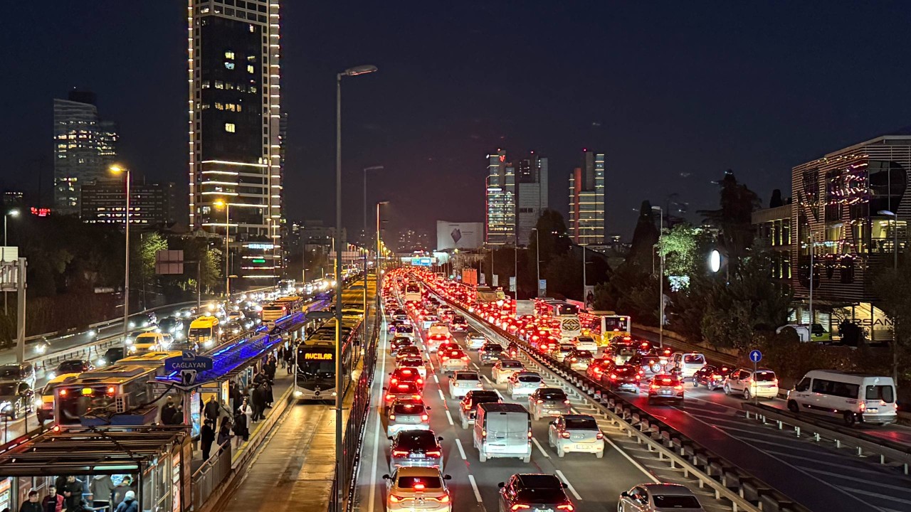 İstanbul'da akşam saatlerinde trafik yoğunluğu yüzde 83'e çıktı