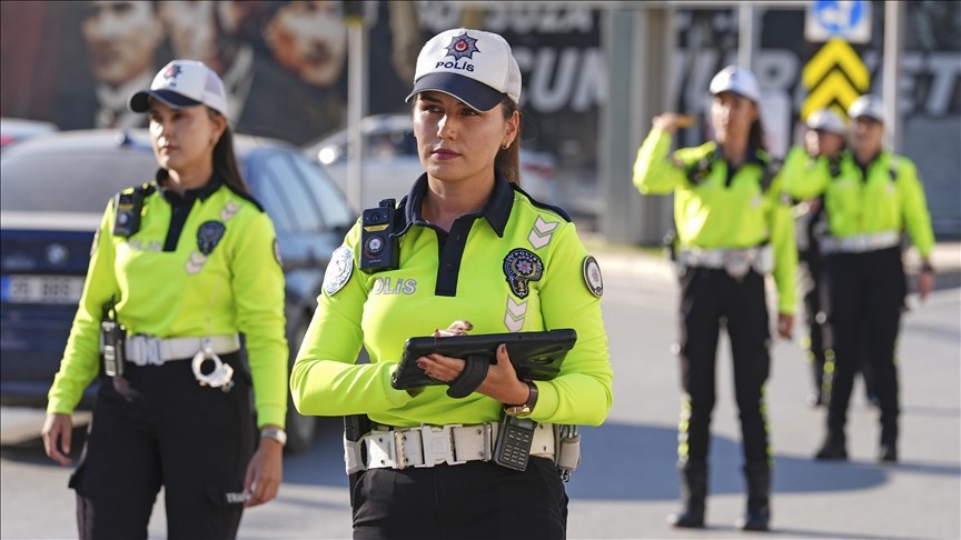Kadın trafik polisleri İzmir'in yollarında düzen ve güven sağlıyor