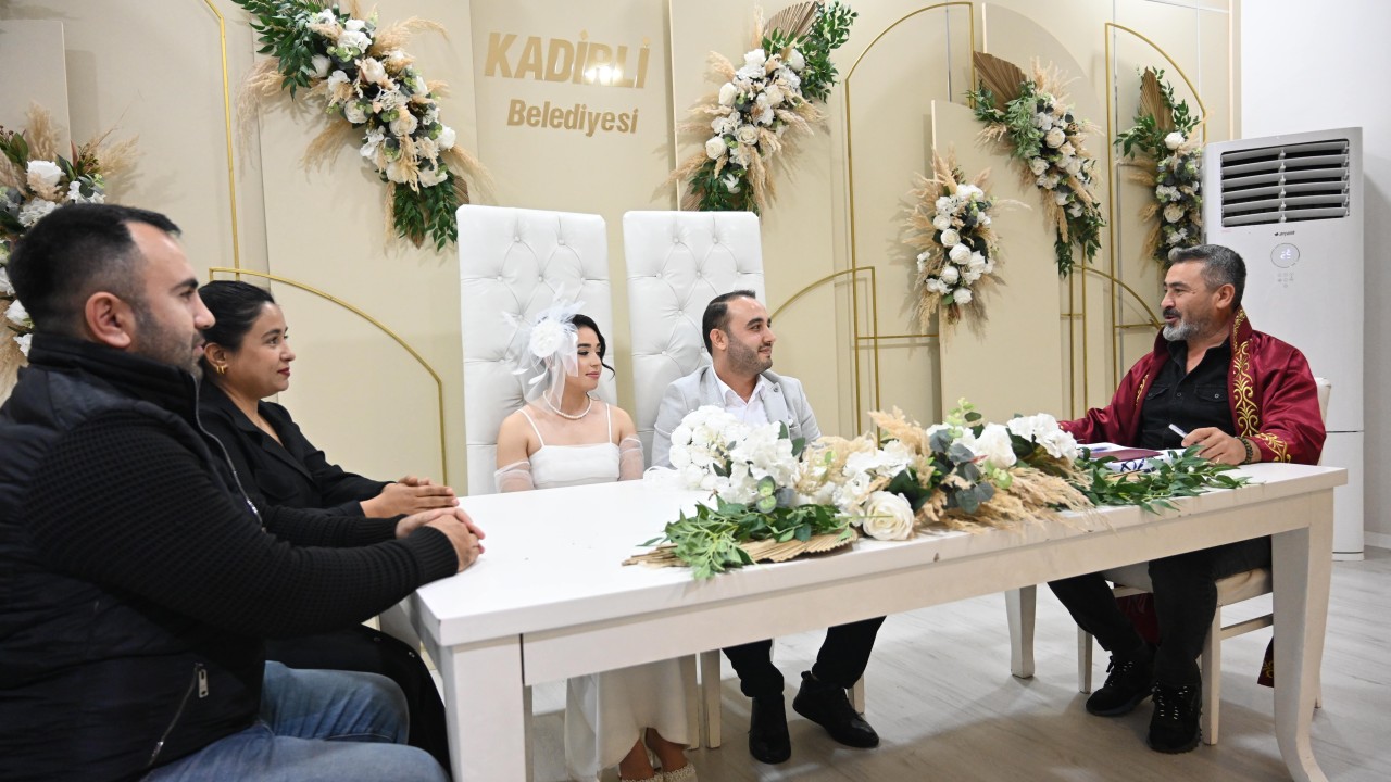 Osmaniye'de nikah dairesi "11.11.2025"te evlenmek isteyenleri ağırladı