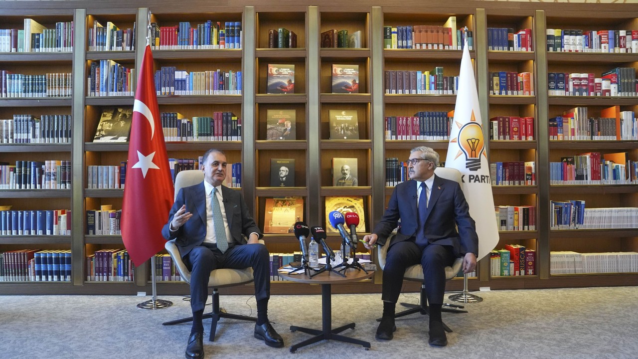 AK Parti'de "Kütüphane Sohbetleri" programının ilk konuğu Ömer Çelik oldu