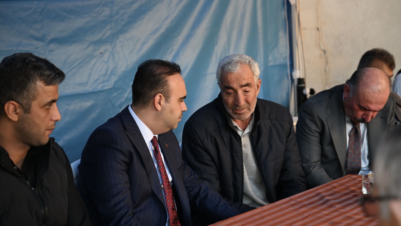 Bakan Kacır'dan şehit Astsubay Üstçavuş Burak İbbiği'nin ailesine ziyaret