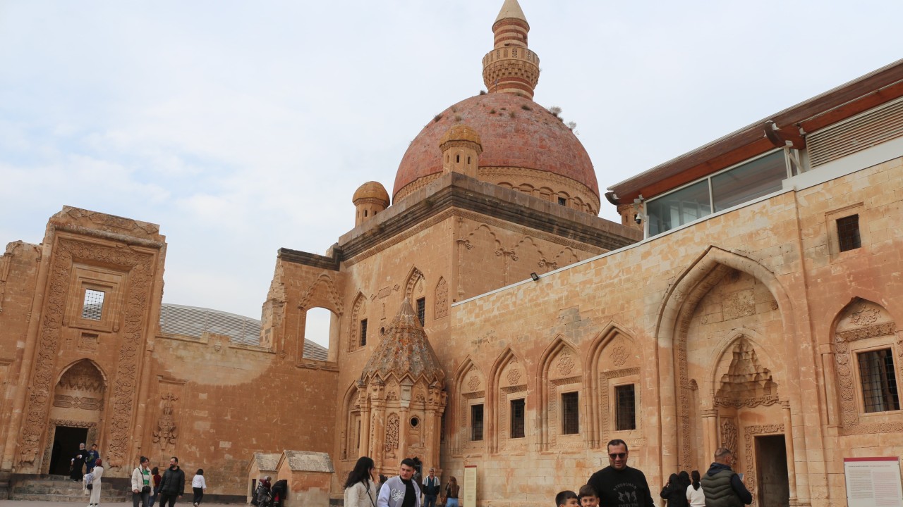 Ağrı'daki İshak Paşa Sarayı'nda ara tatil yoğunluğu yaşanıyor