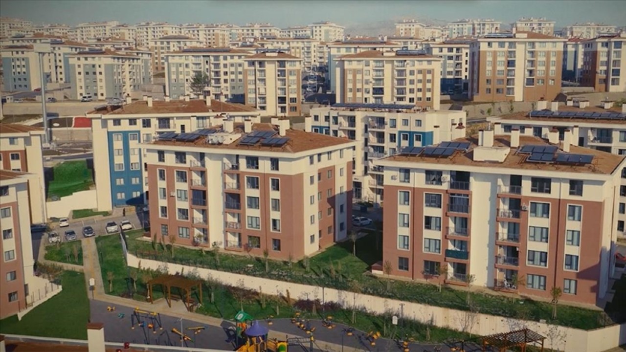 Bakan Kurum'dan deprem bölgesinde yapımı tamamlanan 350 bininci konuta ilişkin paylaşım