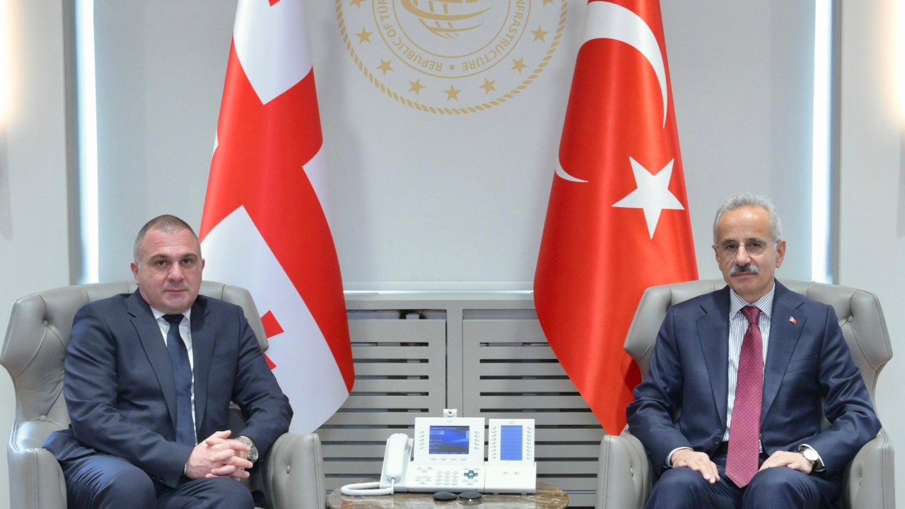 Bakan Uraloğlu, Gürcistan Altyapı Bakanı Revaz Sokhadze ile görüştü