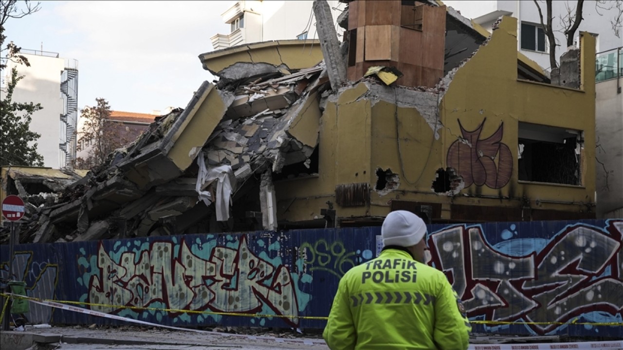 Ankara'da kontrollü yıkımı yapılan 5 katlı atıl bina çöktü