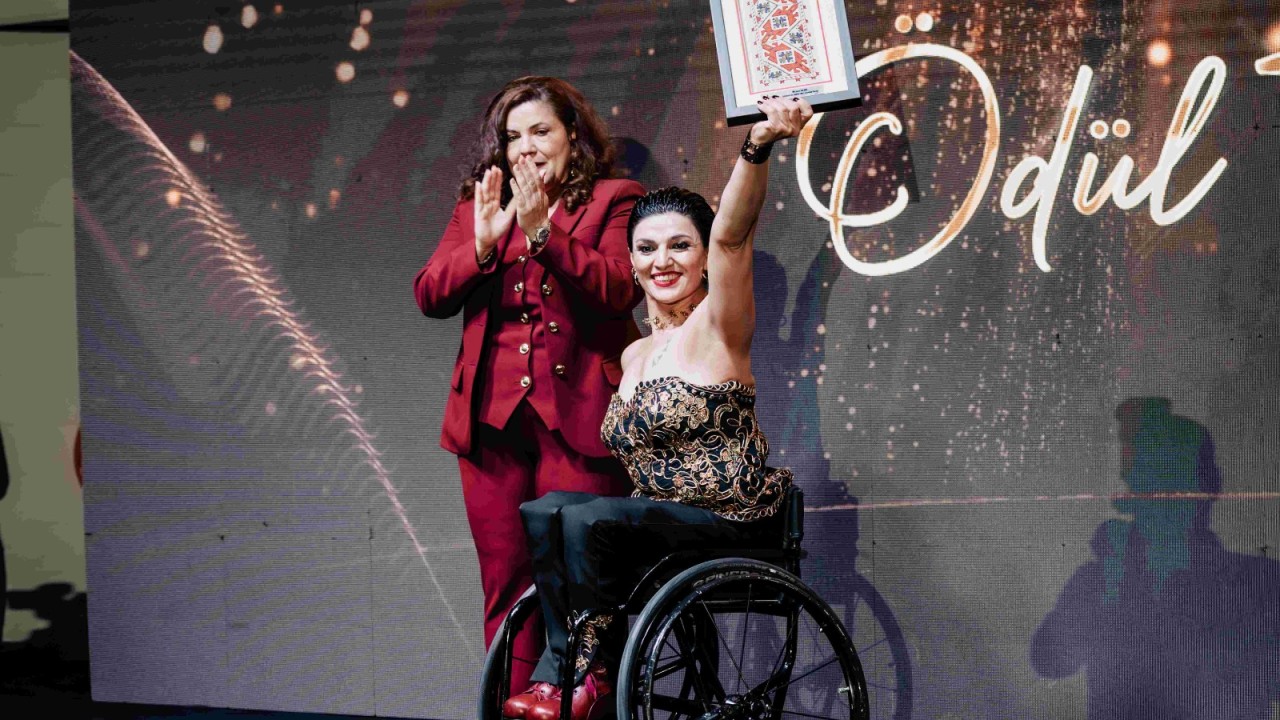 Milli para dansçı Yeliz Güllü, KKTC'de ödül aldı