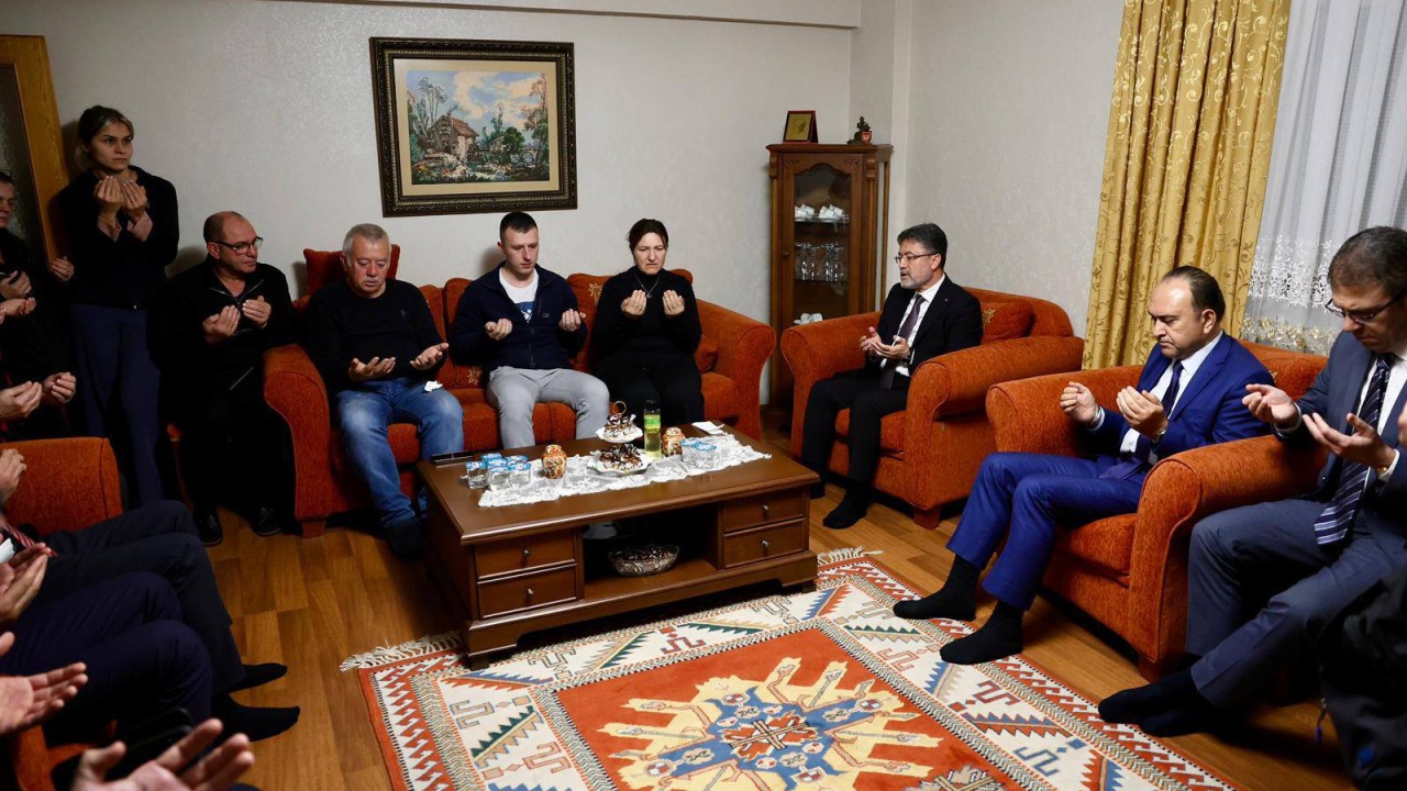 Bakan Yumaklı, Hırvatistan'daki uçak kazasında şehit olan pilot Hasan Bahar'ın ailesini ziyaret etti