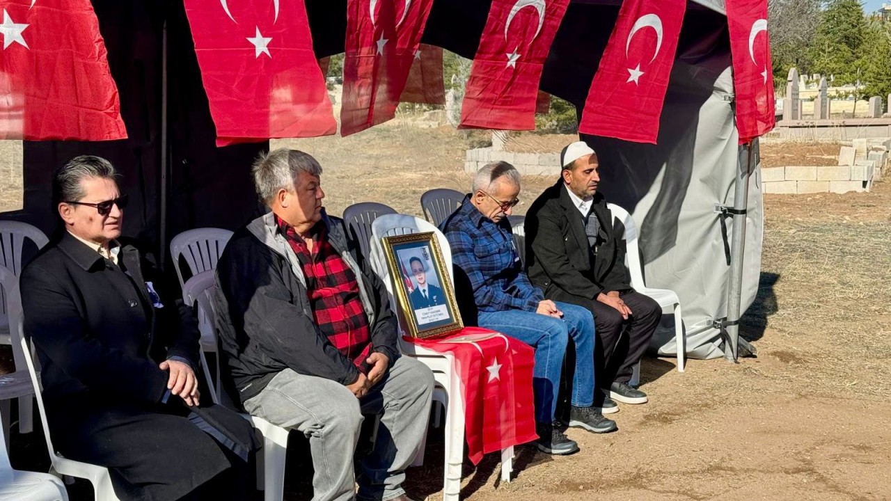 Bakan Uraloğlu, şehit Üsteğmen Kandemir'in kabrini ziyaret etti