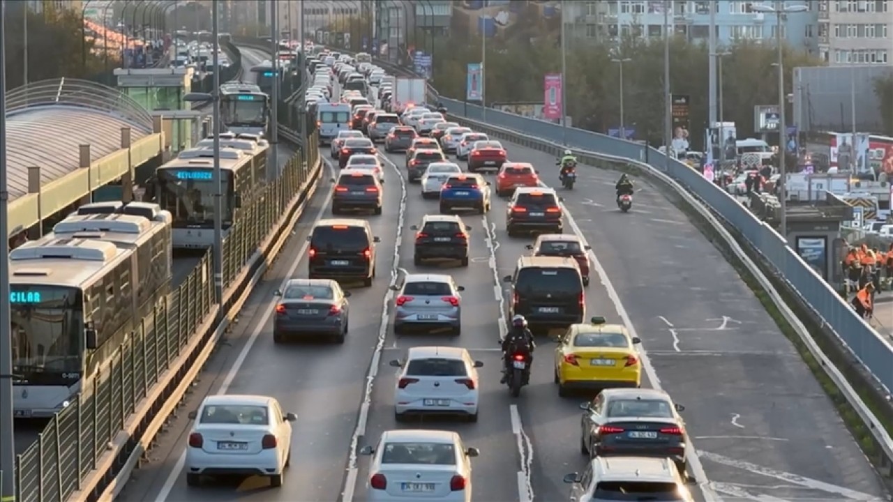 İstanbul'da ara tatilin ardından ilk iş gününde trafik yoğunluğu