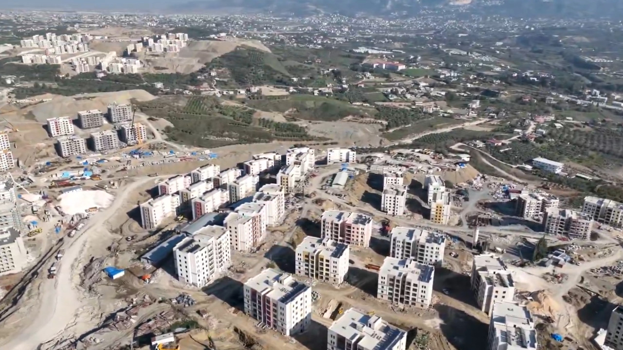 Hatay Defne'de afet konutlarının ve ticaret merkezlerinin yapımı sürüyor