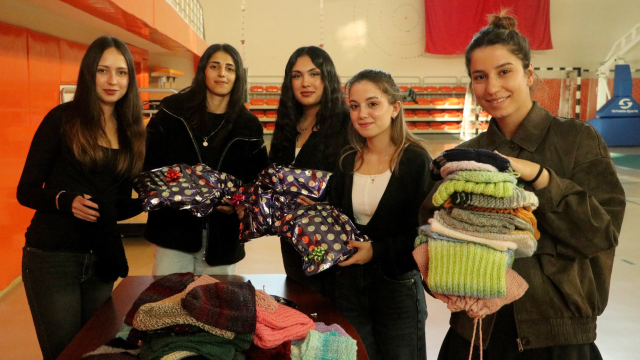 Tekirdağ'da üniversite öğrencilerinden depremzede çocuklara atkı, bere yardımı
