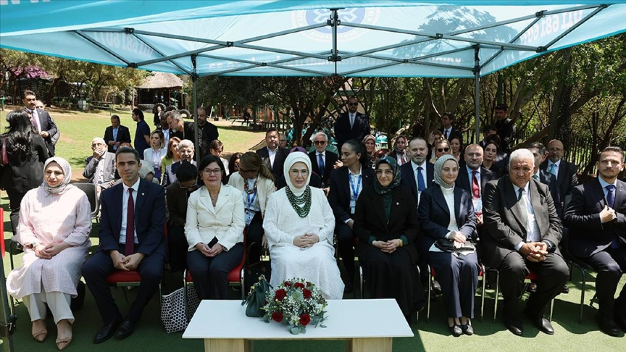 Emine Erdoğan, Güney Afrika'da Uluslararası Maarif Okulu'nu ziyaret etti