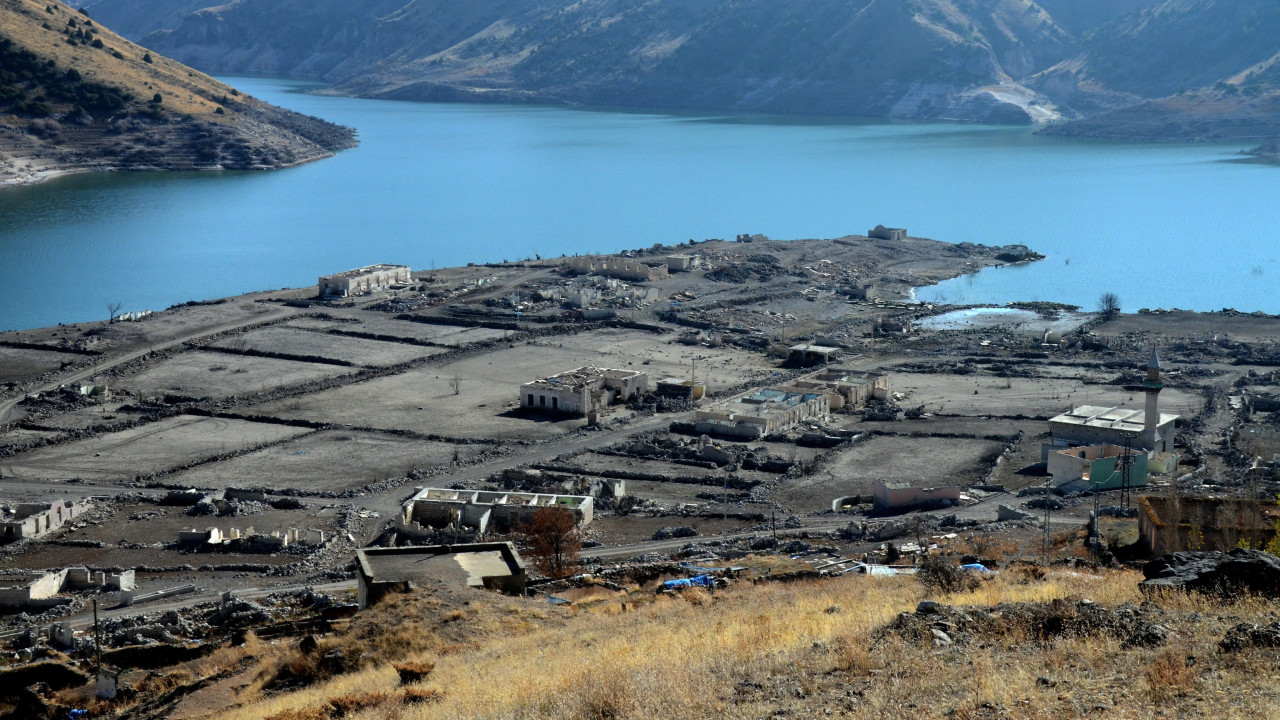 Kars'ta baraj sularının çekilmesiyle köy gün yüzüne çıktı