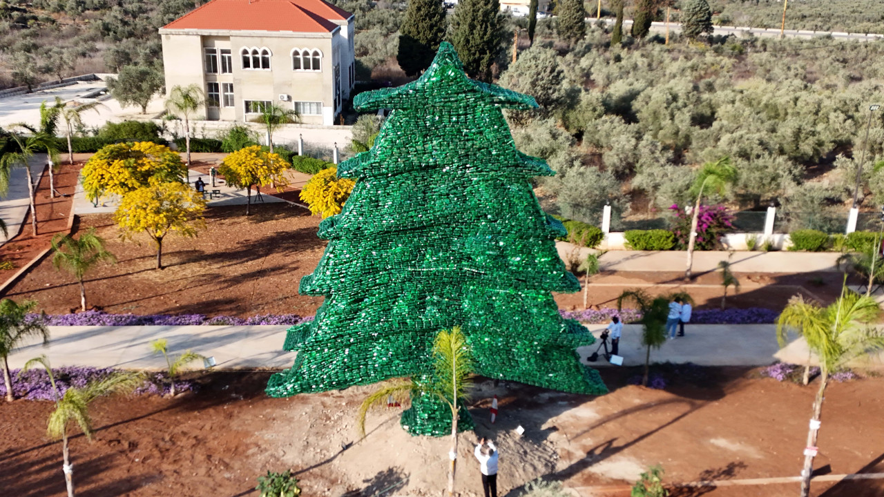 Lübnan'da doğa bilincine dikkat çekmek için binlerce plastik şişeden dev sedir ağacı yapıldı