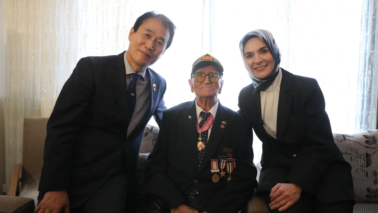 Bakan Göktaş, Güney Koreli Bakan ile Kore gazisi Osman Yaşar Eken'i ziyaret etti