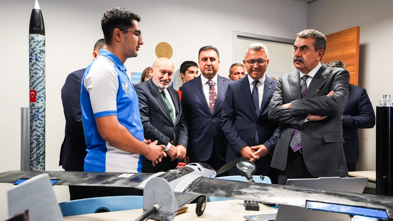 Milli Eğitim Bakanı Tekin, İstanbul Havalimanı Mesleki ve Teknik Anadolu Lisesi'ni ziyaret etti