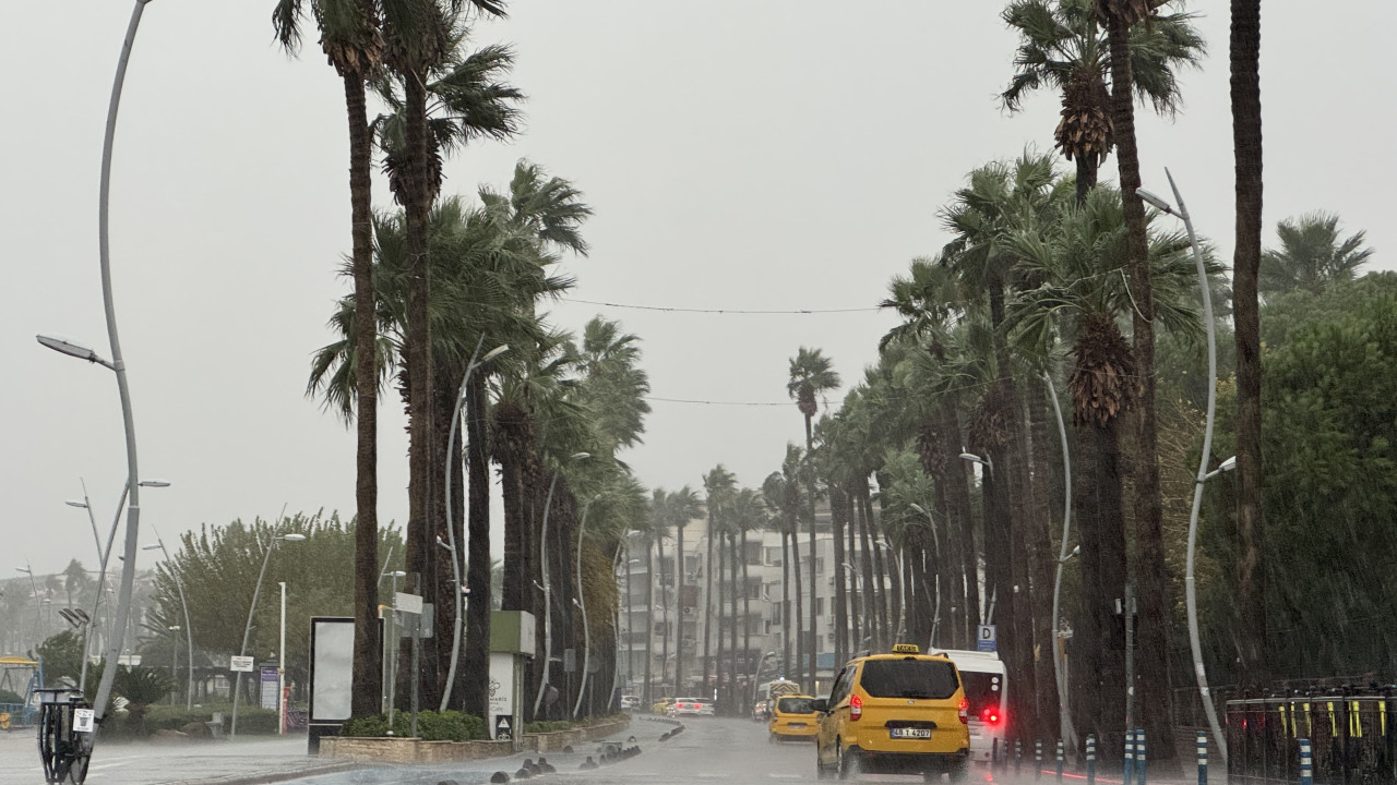 Muğla'da sağanak, dolu ve fırtına günlük yaşamı olumsuz etkiliyor