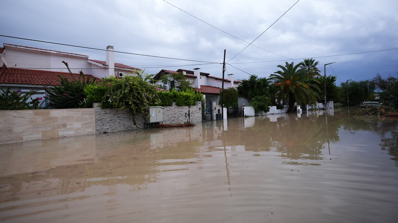 İzmir'in Çeşme ilçesinde sağanak hayatı olumsuz etkiliyor
