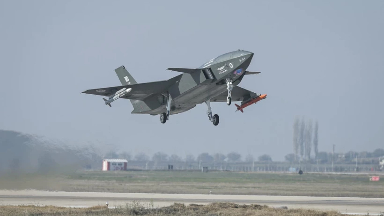 MSB, Bayraktar KIZILELMA'nın hava-hava füzesiyle hedefini başarıyla vurduğu anları paylaştı