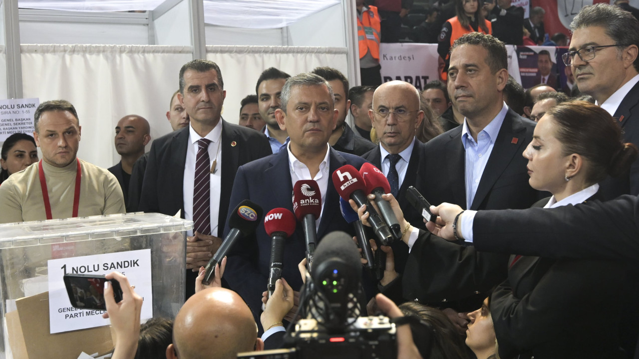 Özgür Özel, CHP 39. Olağan Kurultayı'nda PM ve YDK üyelerinin seçiminde oyunu kullandı