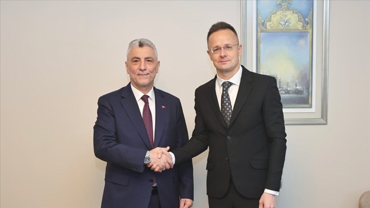 Bakan Bolat, Macaristan Dışişleri ve Dış Ticaret Bakanı ile görüştü