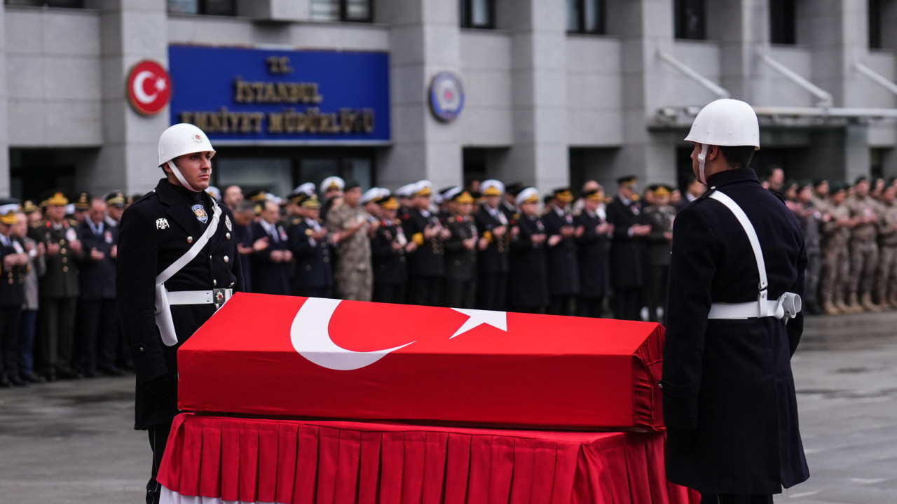 İstanbul'daki narkotik operasyonunda şehit olan polis memurunun cenazesi törenle memleketine uğurlandı