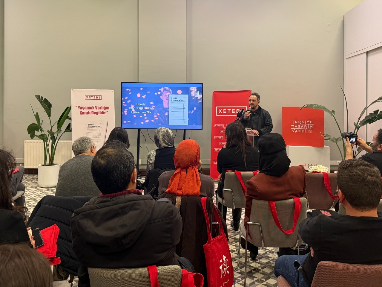 Bülent Parlak'ın dostları şairi "Sevgili Huzursuzluğum" kitabının özel baskısıyla andı