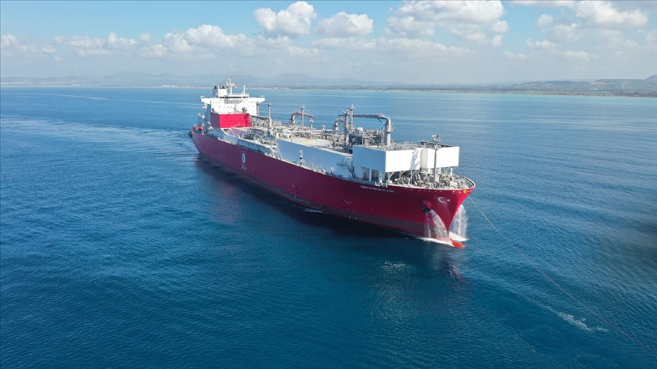 Türkiye'nin ilk FSRU gemisi Ertuğrul Gazi, 100. "gemiden gemiye transfer" operasyonunu başarıyla tamamladı