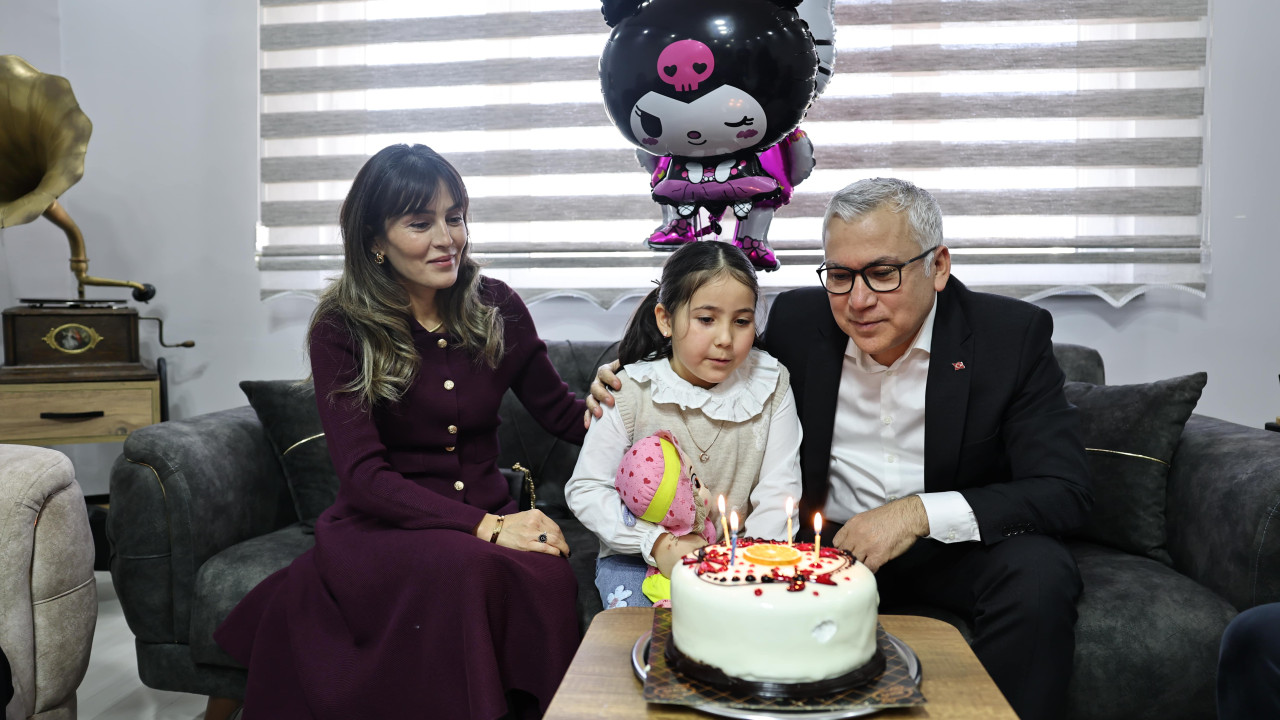 Sivas Valisi Şimşek'ten asker babasını özleyen 7 yaşındaki Gökçe'ye sürpriz ziyaret